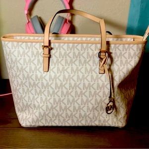 Michael Kors Jet Set Charm Vanilla TZ Tote